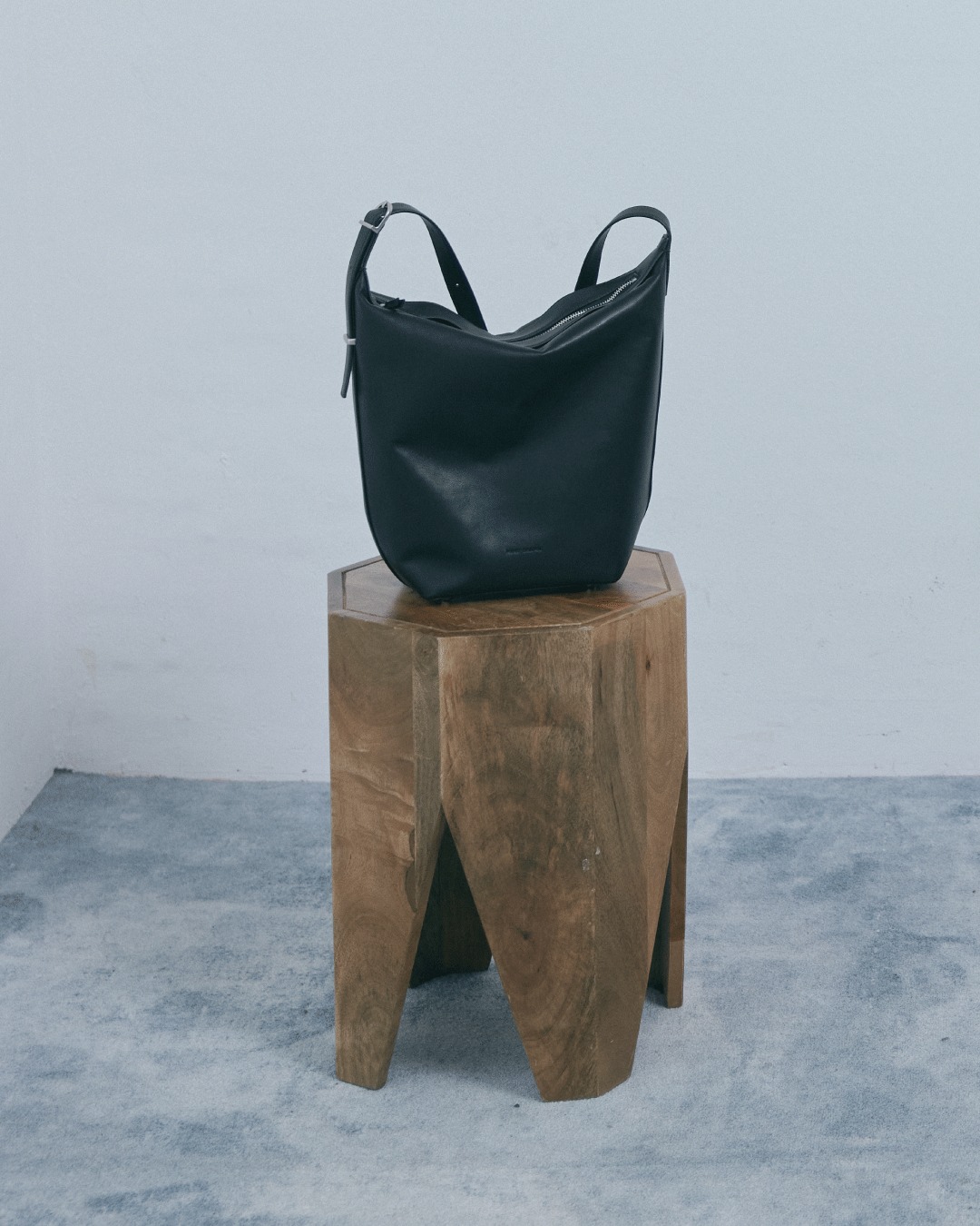 Mind Bridge Minimalist Soft Leather Hobo Bag 極簡軟皮革肩背包 (經典黑)